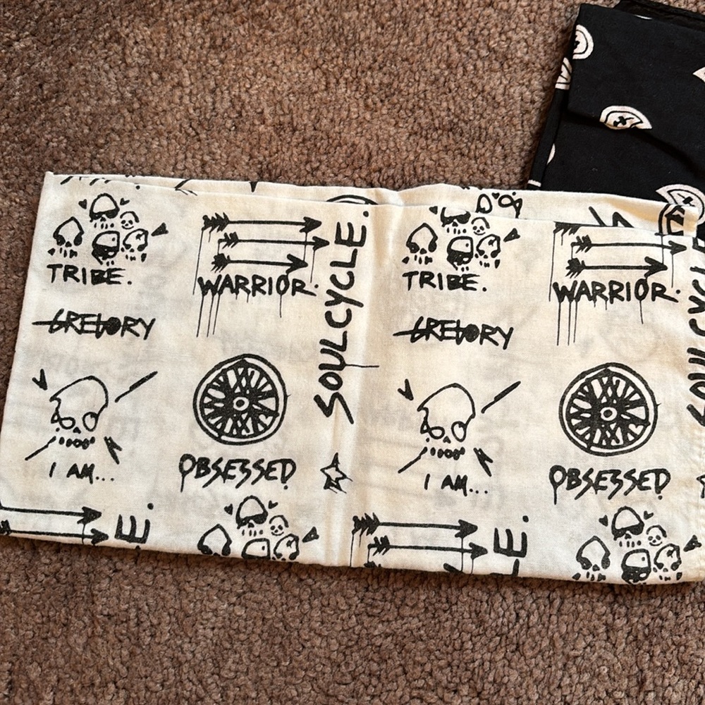 Soulcycle and unbranded black bandanna - Picture 3 of 3
